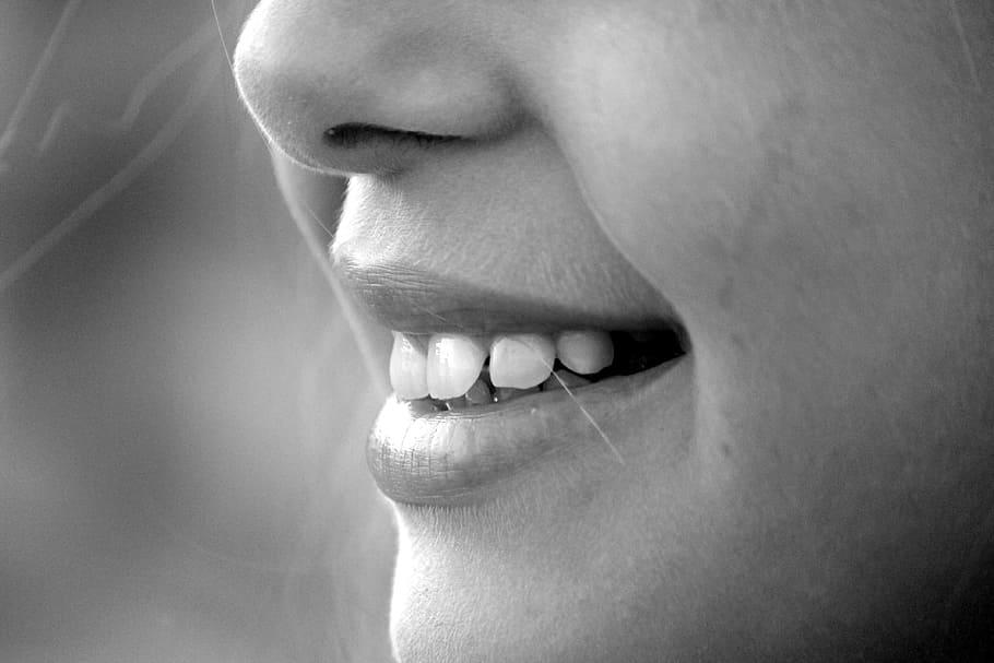 8 Tips To Whiten Teeth Naturally